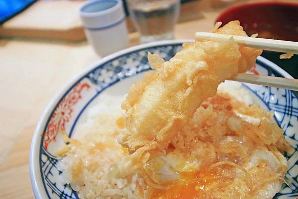 【東京美食】半熟蛋天婦羅 天すけ-下雨天也要排隊的超強名店