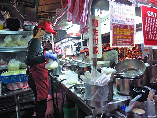 【台北美食】康師傅海鮮什錦麵疙瘩-便宜又大碗美味的什錦麵