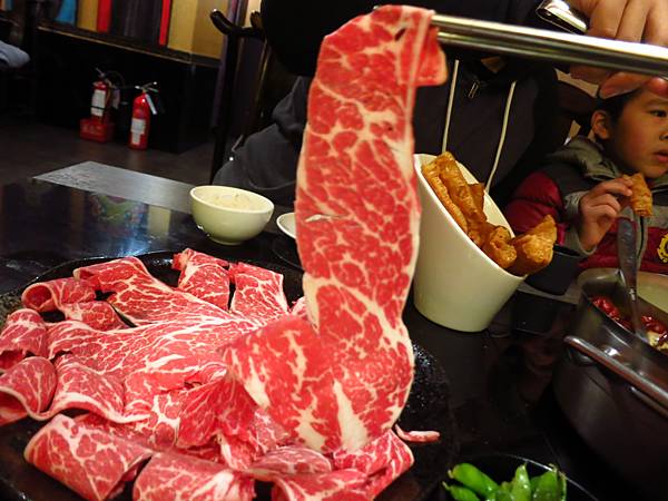 【台北美食】老四川麻辣火鍋-鴨血豆腐無限量麻辣火鍋店