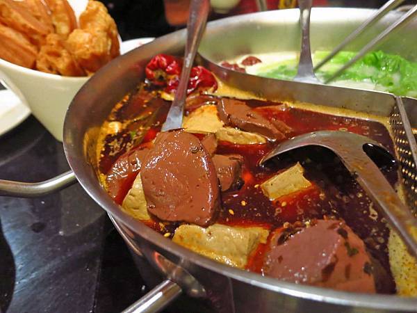 【台北美食】老四川麻辣火鍋-鴨血豆腐無限量麻辣火鍋店