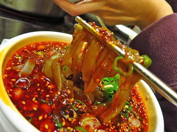 【台北美食】老四川麻辣火鍋-鴨血豆腐無限量麻辣火鍋店