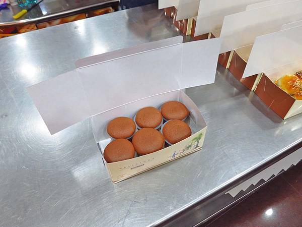 【板橋美食】小潘蛋糕坊-排隊人潮從不停過的鳳梨酥店