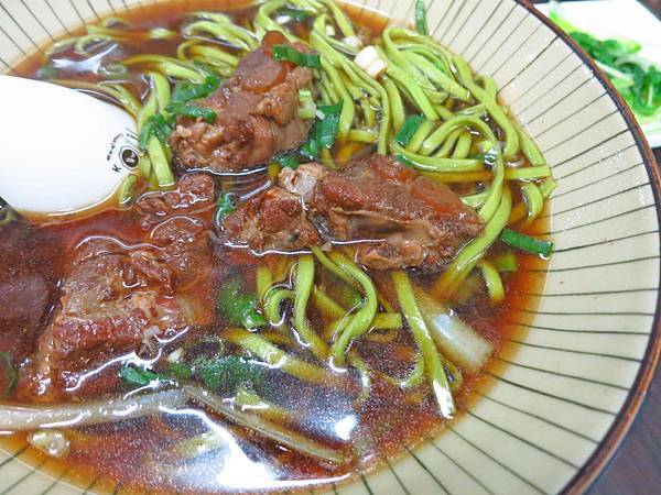 【板橋美食】祥發養生蔬菜排骨麵食館-入口即化的排骨麵