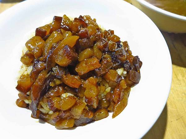 【台北美食】北北車魯肉飯-高雅環境的平民魯肉飯 【台北美食】北北車魯肉飯-高雅環境的平民魯肉飯