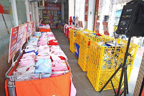 【絕版超低價，２件只要１００元起！】全台灣最大的原廠授權童裝特賣會超低價！新品全面２件１００元起！硬是比外面便宜２００元以上！多種卡通人物任你挑-PUZZLE拍手國際