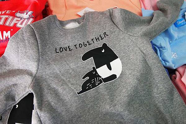 【絕版超低價，２件只要１００元起！】全台灣最大的原廠授權童裝特賣會超低價！新品全面２件１００元起！硬是比外面便宜２００元以上！多種卡通人物任你挑-PUZZLE拍手國際