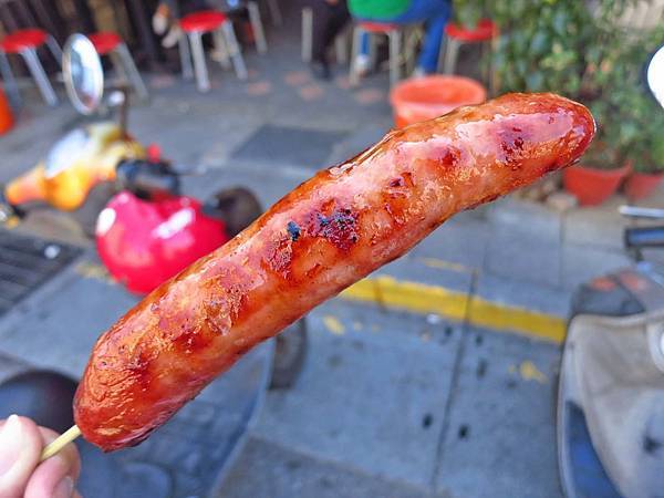 【台北美食】李家現烤黑豬肉香腸-美味又迷人的香噴噴香腸