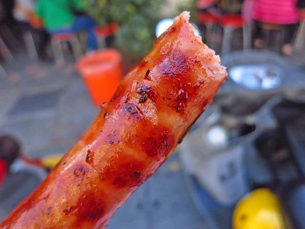【台北美食】李家現烤黑豬肉香腸-美味又迷人的香噴噴香腸