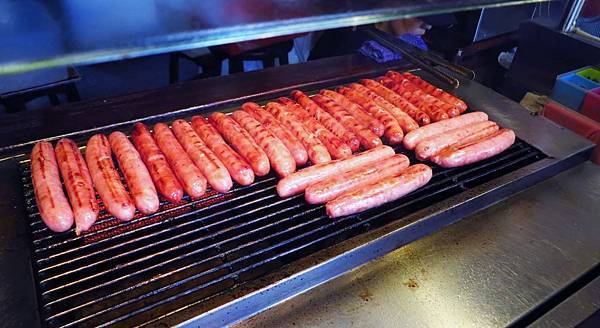 【台北美食】李家現烤黑豬肉香腸-美味又迷人的香噴噴香腸
