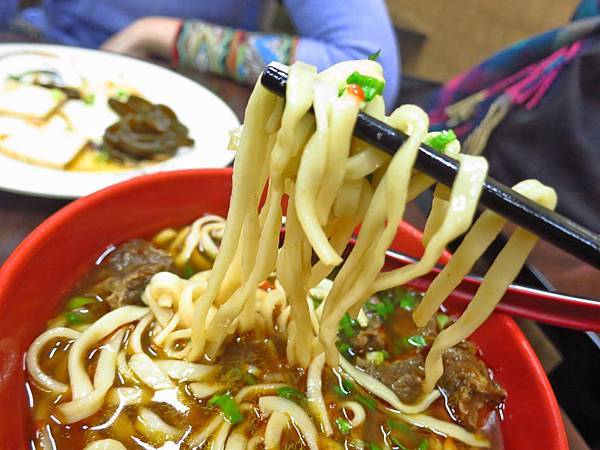 【台北美食】飄香牛肉麵-寧夏夜市裡的懷念牛肉麵