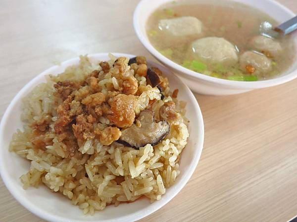 【三重美食】阿清伯油飯-在地人從小吃到大的不起眼小吃店 【三重美食】阿清伯油飯-在地人從小吃到大的不起眼小吃店