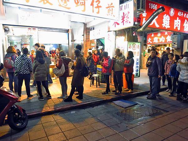 【台北美食】圓環邊蚵仔煎-寧夏夜市裡的超人氣排隊美食