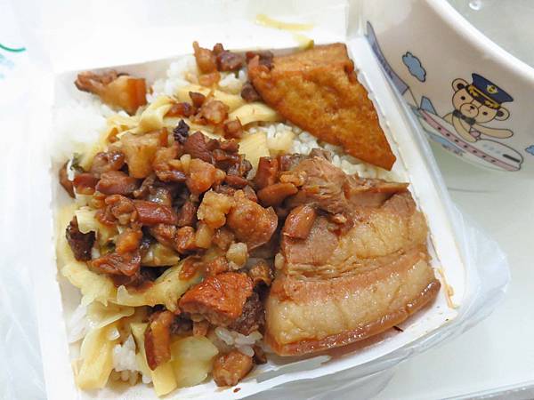 【蘆洲美食】信義路無名油飯店-便宜的美味小吃攤 【蘆洲美食】信義路無名油飯店-便宜的美味小吃攤