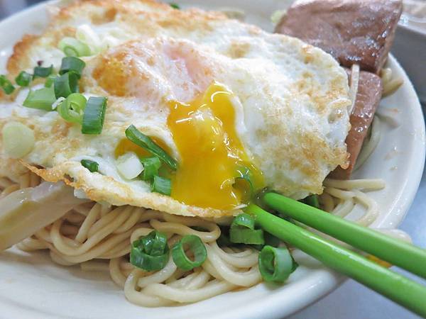 【台北美食】阿喜蛋包麵-會爆漿的乾麵