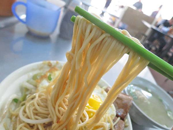 【台北美食】阿喜蛋包麵-會爆漿的乾麵