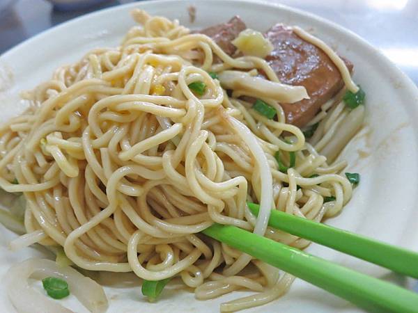 【台北美食】阿喜蛋包麵-會爆漿的乾麵