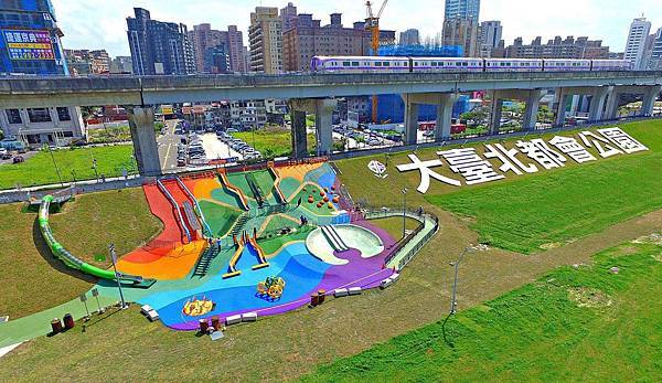 【台北旅遊】大臺北都會公園「幸運草地景溜滑梯」-疏洪道新設施，免費又好玩的溜滑梯