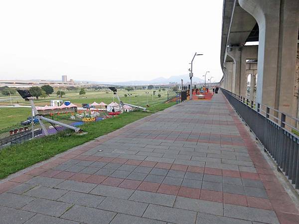 【台北旅遊】大臺北都會公園「幸運草地景溜滑梯」-疏洪道新設施，免費又好玩的溜滑梯