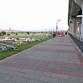 【台北旅遊】大臺北都會公園「幸運草地景溜滑梯」-疏洪道新設施，免費又好玩的溜滑梯