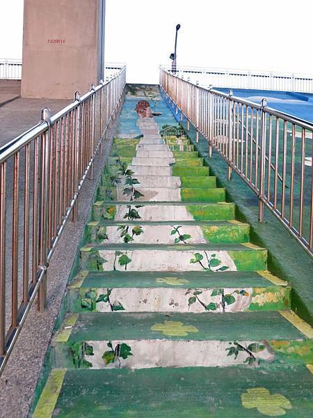【台北旅遊】大臺北都會公園「幸運草地景溜滑梯」-疏洪道新設施，免費又好玩的溜滑梯