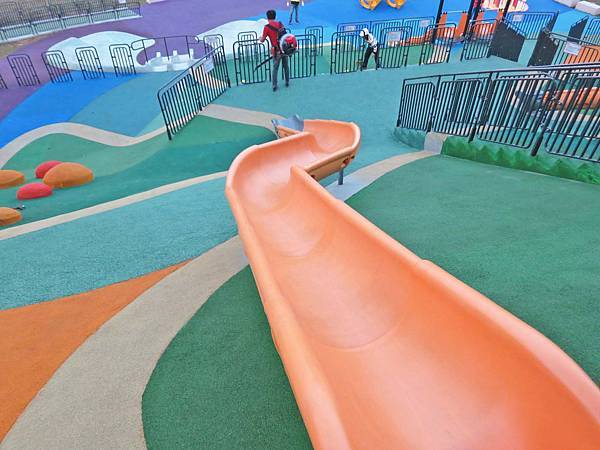 【台北旅遊】大臺北都會公園「幸運草地景溜滑梯」-疏洪道新設施，免費又好玩的溜滑梯