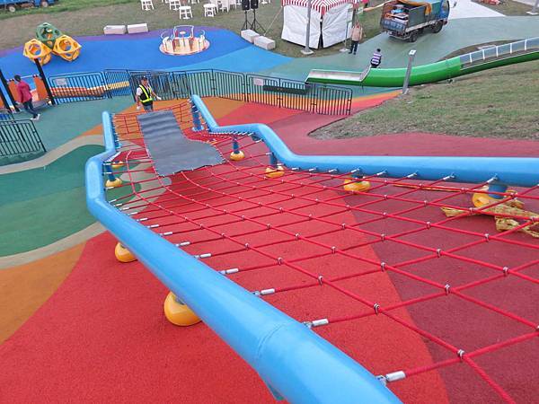 【台北旅遊】大臺北都會公園「幸運草地景溜滑梯」-疏洪道新設施，免費又好玩的溜滑梯