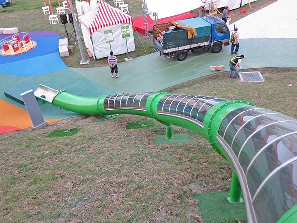 【台北旅遊】大臺北都會公園「幸運草地景溜滑梯」-疏洪道新設施，免費又好玩的溜滑梯