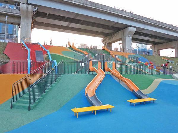 【台北旅遊】大臺北都會公園「幸運草地景溜滑梯」-疏洪道新設施，免費又好玩的溜滑梯