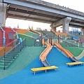 【台北旅遊】大臺北都會公園「幸運草地景溜滑梯」-疏洪道新設施，免費又好玩的溜滑梯
