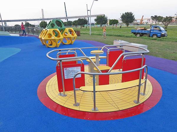 【台北旅遊】大臺北都會公園「幸運草地景溜滑梯」-疏洪道新設施，免費又好玩的溜滑梯