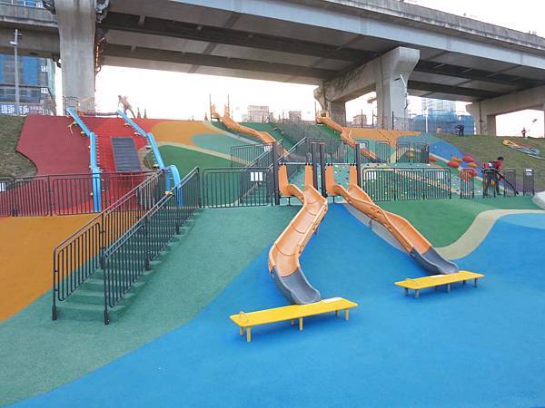【台北旅遊】大臺北都會公園「幸運草地景溜滑梯」-疏洪道新設施，免費又好玩的溜滑梯