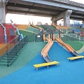 【台北旅遊】大臺北都會公園「幸運草地景溜滑梯」-疏洪道新設施，免費又好玩的溜滑梯