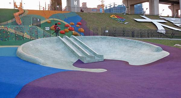 【台北旅遊】大臺北都會公園「幸運草地景溜滑梯」-疏洪道新設施，免費又好玩的溜滑梯