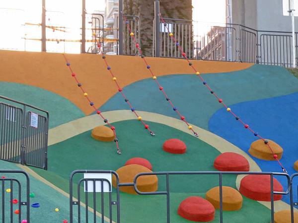 【台北旅遊】大臺北都會公園「幸運草地景溜滑梯」-疏洪道新設施，免費又好玩的溜滑梯