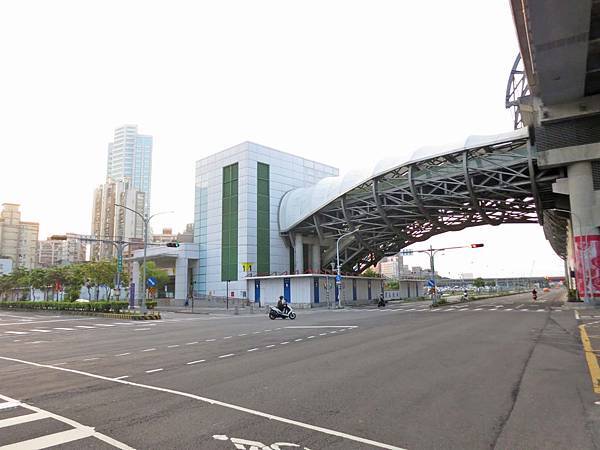 【台北旅遊】大臺北都會公園「幸運草地景溜滑梯」-疏洪道新設施，免費又好玩的溜滑梯