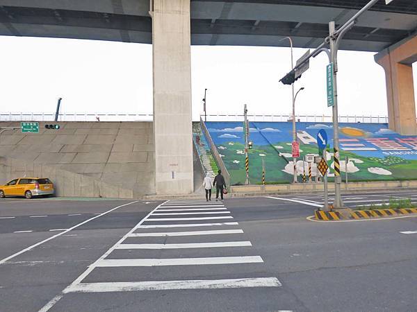 【台北旅遊】大臺北都會公園「幸運草地景溜滑梯」-疏洪道新設施，免費又好玩的溜滑梯