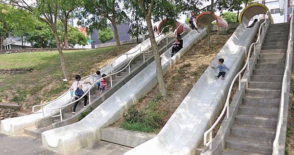 【桃園景點】老街溪河川教育中心-免門票免費玩到飽的超長溜滑梯