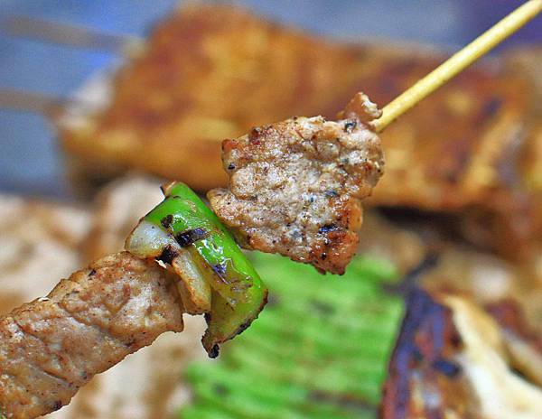 【三重美食】小六爺碳烤店-帶著碳烤香氣的純木碳平價碳烤店