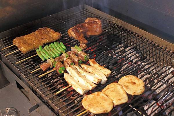 【三重美食】小六爺碳烤店-帶著碳烤香氣的純木碳平價碳烤店 【三重美食】小六爺碳烤店-帶著碳烤香氣的純木碳平價碳烤店