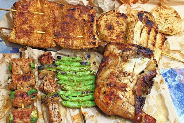 【三重美食】小六爺碳烤店-帶著碳烤香氣的純木碳平價碳烤店