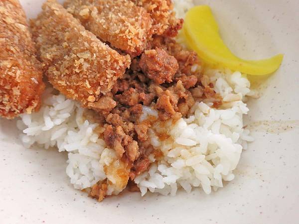 【台中美食】周記餃子專賣店-只要1個銅板就能吃到美味豬排飯