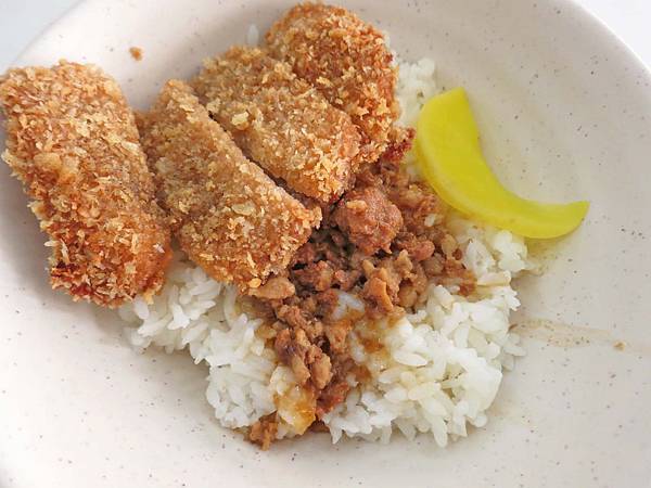 【台中美食】周記餃子專賣店-只要1個銅板就能吃到美味豬排飯