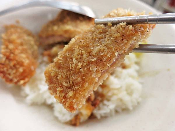 【台中美食】周記餃子專賣店-只要1個銅板就能吃到美味豬排飯