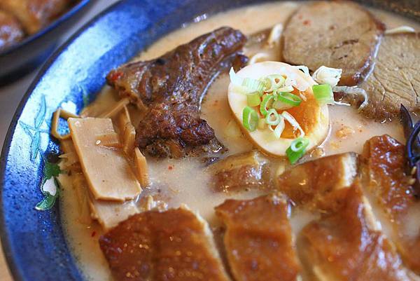 【林口美食】揹潶鍋日式拉麵-豐富配料的平價拉麵店