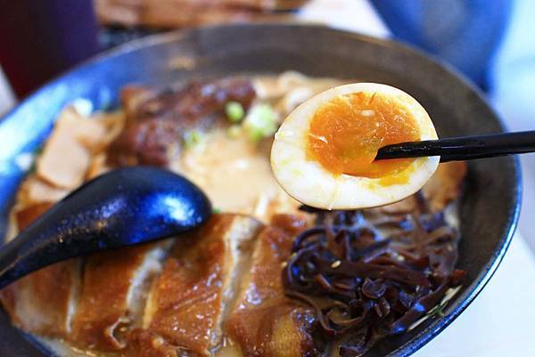 【林口美食】揹潶鍋日式拉麵-豐富配料的平價拉麵店