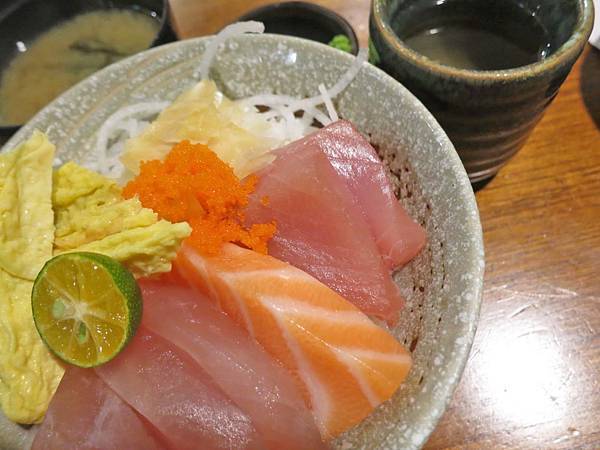 【蘆洲餐廳】福岡漁場-CP值爆表！100元就能吃到生魚片丼飯