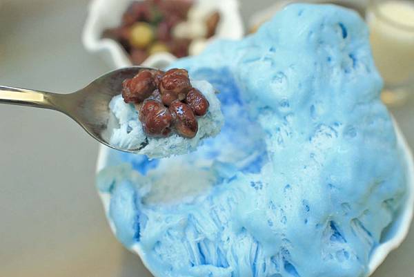 【台南美食】彩虹雪雪花冰甜品屋-全台首創！36種口味天然水果雪花冰