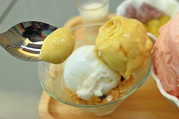 【台南美食】彩虹雪雪花冰甜品屋-全台首創！36種口味天然水果雪花冰