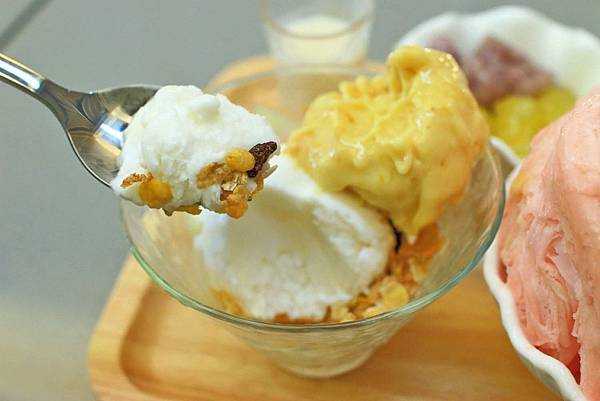 【台南美食】彩虹雪雪花冰甜品屋-全台首創！36種口味天然水果雪花冰