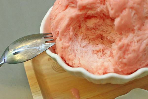 【台南美食】彩虹雪雪花冰甜品屋-全台首創！36種口味天然水果雪花冰